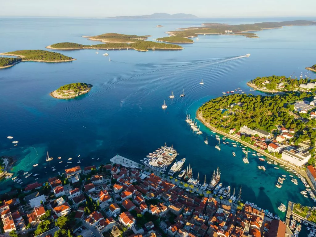Vista aerea del centro storico di hvar con la baia di acqua turchese con yacht isole croate